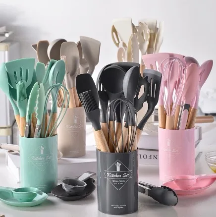 Kit Utensílios de Cozinha 12 Peças em Silicone com Cabo de Madeira – Antiadente e Livre de BPA